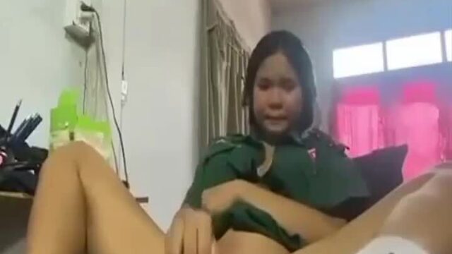 คลิปหลุดนักเรียนเนตรนารีเกี่ยวเบ็ดยัดหีด้วยควยปลอมในห้องเรียนช่วงพักเที่ยง 2026