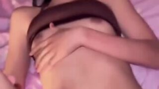 คลิปหลุด Onlyfans Angie Paola สาวหน้าหวานหุ่นเพรียว นอนแหกหีให้เย็ดสด จังหวะกระแทกมิดด้ามครางเสียวลั่น โคตรเด็ด 2026